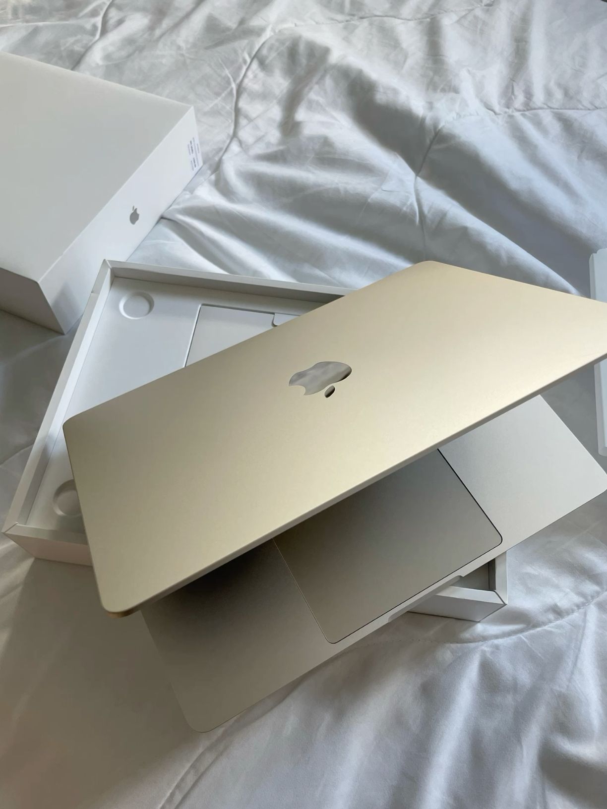 Macbook air starlight gold