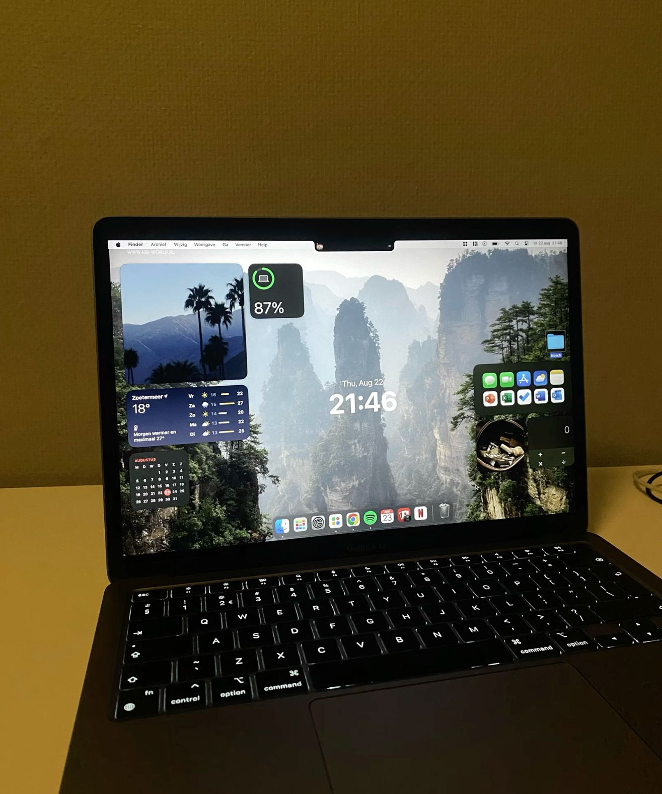 macbook wallpaper / layout